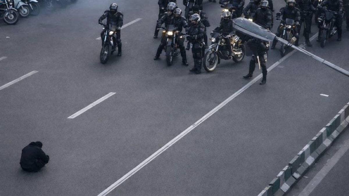 Protestar mot ein svak økonomi i Iran – dette biletet går viralt – NRK Urix – Utenriksnyheter og -dokumentarer