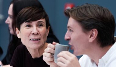 Ine Marie Eriksen Søreide snakker med en annen mann (Bildebeskrivelsen er laget av en KI-tjeneste)