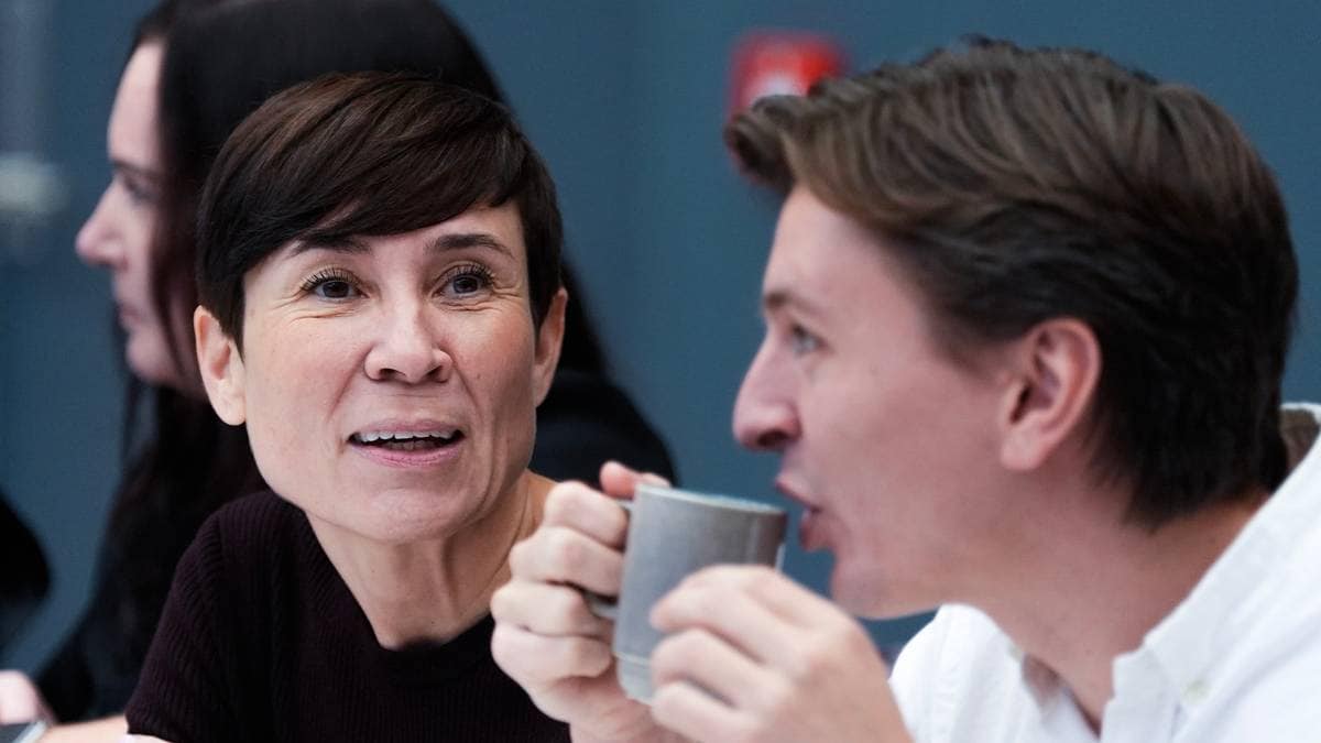 Ine Marie Eriksen Søreide snakker med en annen mann (Bildebeskrivelsen er laget av en KI-tjeneste)