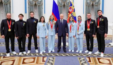 en gruppe mennesker som poserer for et bilde