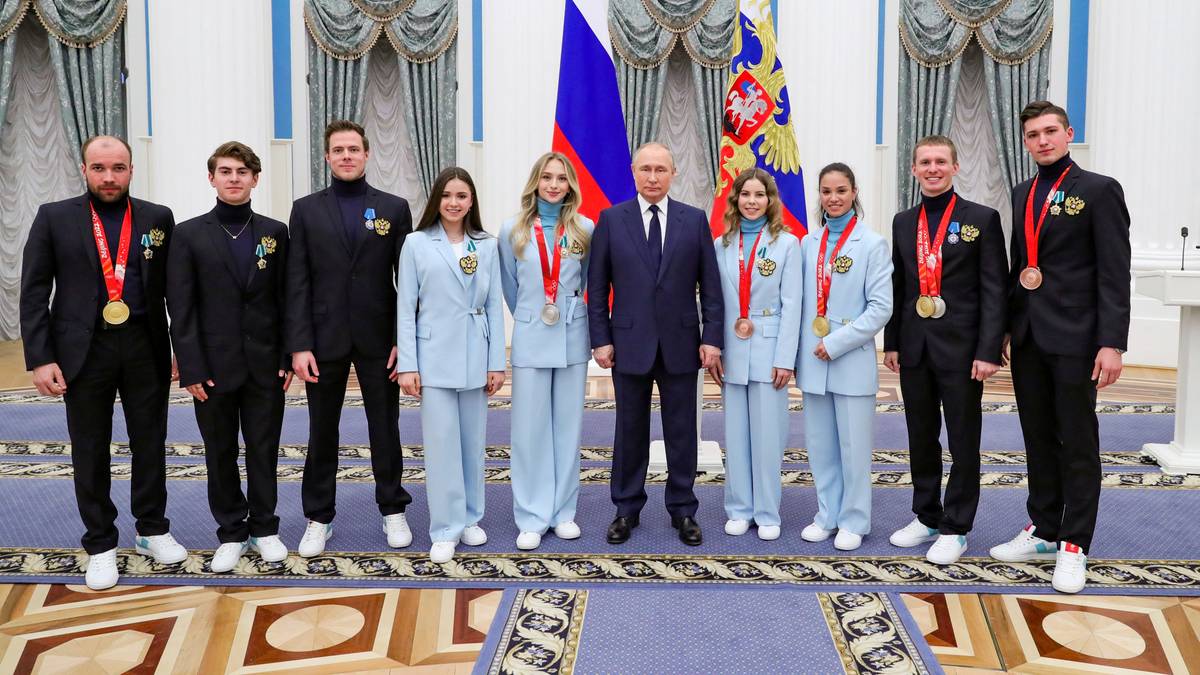 en gruppe mennesker som poserer for et bilde