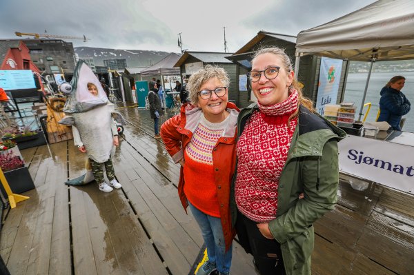 Endelig! Etter år med venting er Sjømatfesten endelig i gang på kaikanten. Unger, fiskemat, lykkehjul og Mr. Skrei. Og et helt nytt museum i toppetasjene på brygga til Full Steam.Foto: Yngve Olsen