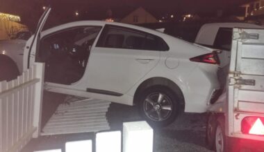 Nyheter, Trafikk | Bil rygget inn i hage på Askøy. 80 år gammel kvinne sendt til Haukeland sykehus.