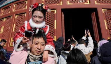 En jente besøker Himmeltempelet i Beijing under kinesisk nyttår i februar i år.