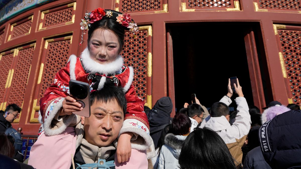En jente besøker Himmeltempelet i Beijing under kinesisk nyttår i februar i år.
