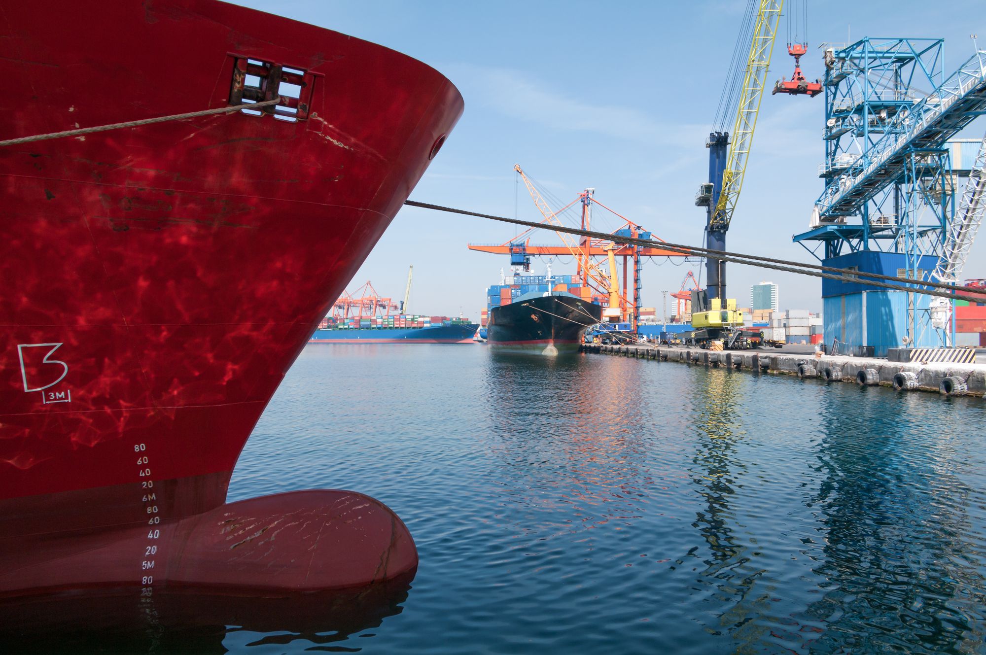 Norske redere sparer 10 til 30 prosent når de bygger ved tyrkiske verft, men flere nevner ikke med ett ord at de bygger mye der, ifølge professor Ståle Knudsen ved Universitetet i Bergen. Ved mange verft er arbeiderne utsatt for farlige arbeidsforhold, viser forskningen hans.