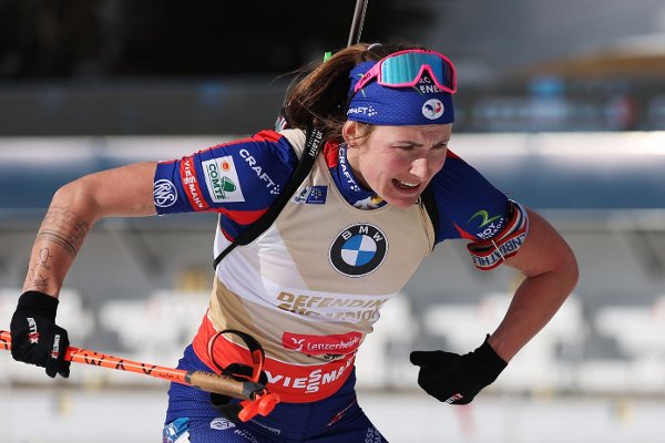 France's Justine Braisaz-Bouchet competes during the Women 12,5 km Mass Start event of the IBU Biathlon World Championship of Lenzerheide, eastern Switzerland, on February 23, 2025. (Photo by FRANCK FIFE / AFP)
