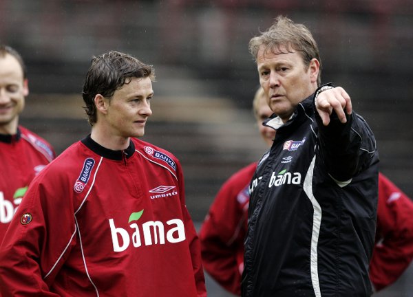 Oslo 20040427
Fotball. Landslaget trener på Bislett stadion dagen før privatlandskampen mot Russland.
Landslagstrener Åge Hareide instruerer her Ole Gunnar Solskjær under fotballandslagets trening.
Foto: Cornelius Poppe / NTB