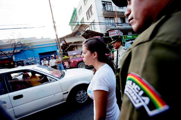 COCHABAMBA, BOLIVIA 20100408.
Madeleine Alicia Rodriguez venter på taxi utenfor rettslokalene i Cochabamba der hun er siktet for å ha forsøkt å smugle 22,4 kilo kokain til Norge.
Foto: Stian Lysberg Solum / NTB 