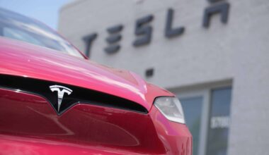 Tesla granskes på nytt etter klagestorm