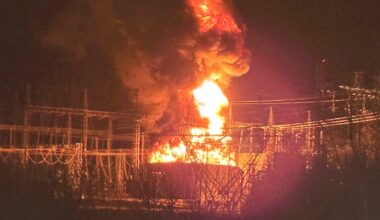 100.000 liter olje gjør det krevende å slukke trafobrann i Hallingdal