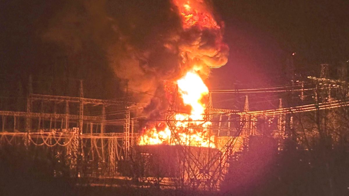 100.000 liter olje gjør det krevende å slukke trafobrann i Hallingdal