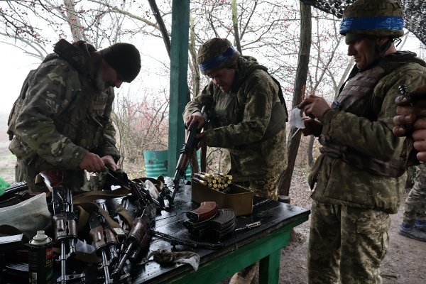 In this photo provided by Ukraine's 65th Mechanized Brigade press service, soldiers get their guns ready at the frontline in the Zaporizhzhia region, Ukraine, Friday, Nov. 28, 2025. (Andriy Andriyenko/Ukraine's 65th Mechanized Brigade via AP)