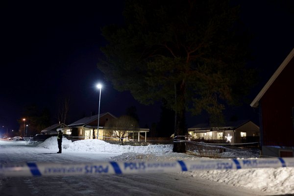 BODEN, SVERIGE 20251225. 
En alvorlig voldskriminalitet fant sted første juledag i sentrale Boden. Politiet har sperret av et hus. En kvinne i 50-årene er drept i et hus i Boden i Sverige, ifølge politiet. Den mistenkte gjerningsmannen i 20-årene ble skutt av politiet og døde av skadene.
Foto: Mats Engfors/TT / NTB