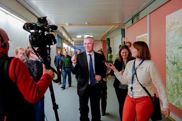 Oslo, Norway 20251128. 
Finansminister Jens Stoltenberg i Stortinget fredag, i forbindelse med ferdigstillelse av statsbudsjettet for 2026.
Foto: Jonas Fæste Laksekjøn / NTB