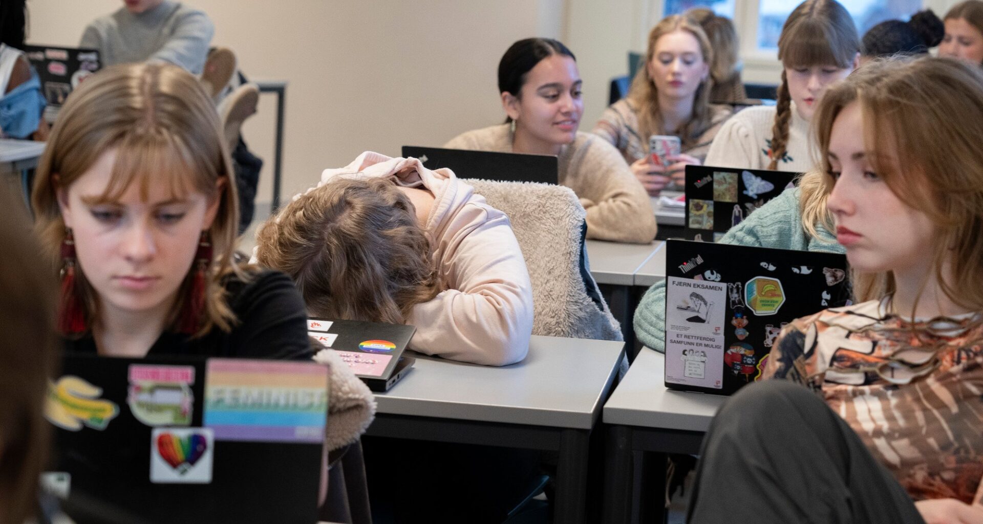 Stress, Psykisk helse | Sabrina Ahmed Dahir (17) skulle ønske skolene planla bedre før jul: – Uansett hvor mye man jobber, sitter man igjen med følelsen av at man ikke strekker til