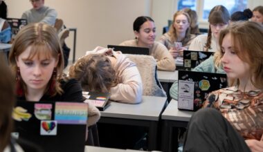 Stress, Psykisk helse | Sabrina Ahmed Dahir (17) skulle ønske skolene planla bedre før jul: – Uansett hvor mye man jobber, sitter man igjen med følelsen av at man ikke strekker til