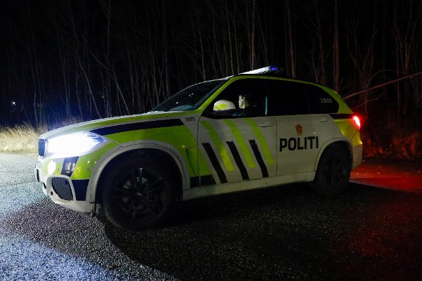 Lier 20251220. 
To menn ble natt til lørdag funnet med skader i en boligblokk på Tranby i Lier. Den ene var bevisstløs og fikk livreddende førstehjelp, opplyser politiet.
Foto: Jonas Been Henriksen / NTB