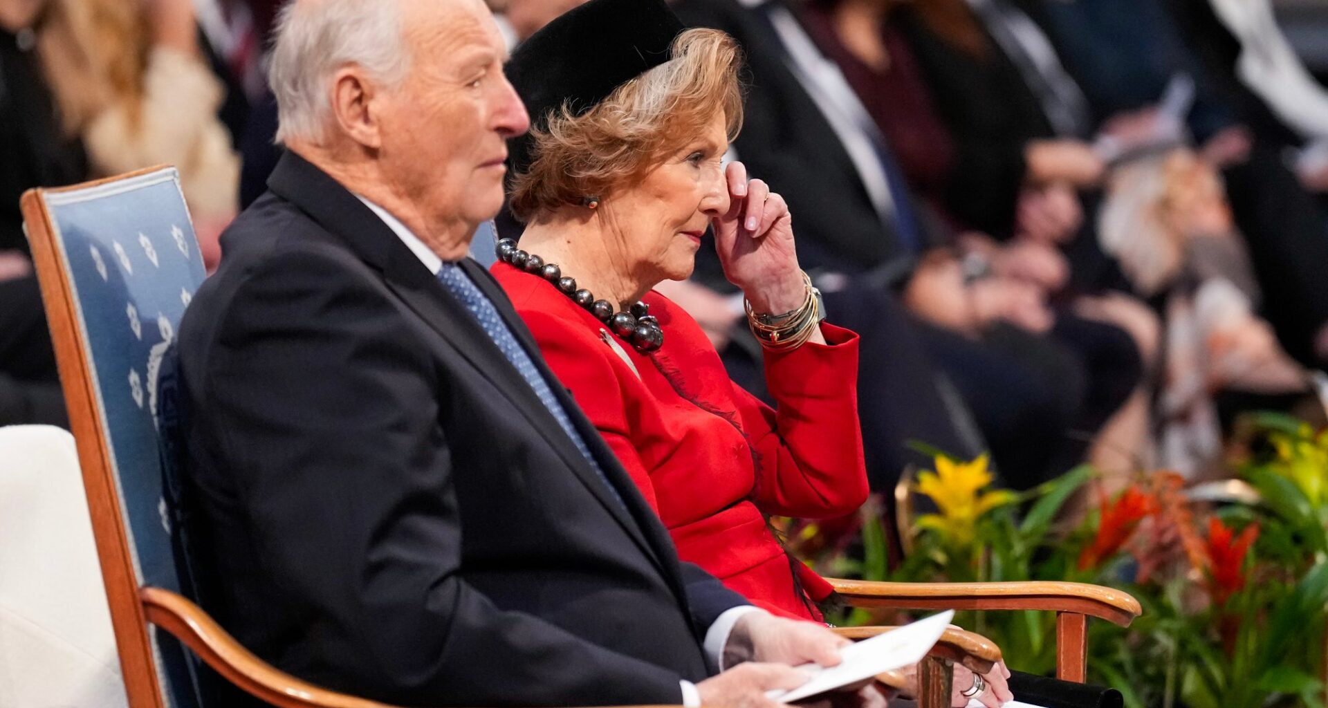 Kong Harald, Kronprinsesse Mette-Marit | Svenske kommentator: – Bekmørkt for den norske kongefamilien