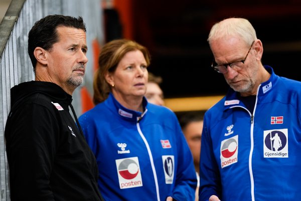 Larvik 20241027.
Kommende landslagssjef Ole Gustav Gjekstad (f.v.), Tonje Larsen og Mats Olsson er til stede under landskampen i håndball mellom Tyskland og Danmark i Jotron Arena, før håndball-EM i Østerrike, Ungarn og Sveits i desember.
Foto: Beate Oma Dahle / NTB