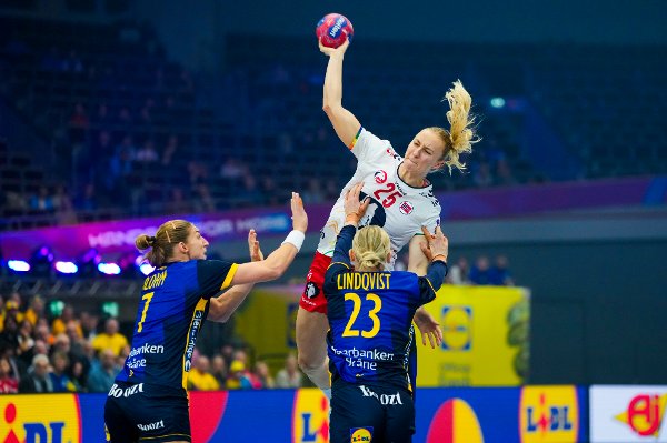 Dortmund, Tyskland 20251203. 
Norges Henny Ella Reistad under mellomrunden i håndball-VM for kvinner mellom Norge og Sverige i Westfalenhalle.
Foto: Beate Oma Dahle / NTB