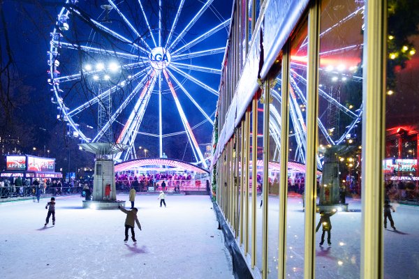 Oslo 20251122. 
Skøytebanen på Jul i Vinterland i Spikersuppa lørdag ettermiddag.
Foto: Jonas Been Henriksen / NTB