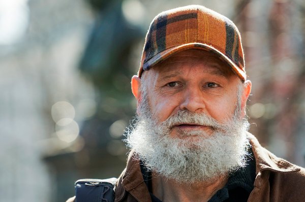 Oslo 20250401. 
Forfatter Erlend Loe ankommer bisettelsen til forfatter Dag Solstad i Oslo domkirke tirsdag. Han døde 14. mars, 83 år gammel.
Foto: Ole Berg-Rusten / NTB