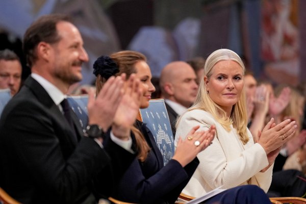 Oslo 20251210. 
kronprins Haakon, kronprinsesse Mette-Marit og prinsesse Ingrid Alexandra under utdelingen av Nobels fredspris i Oslo rådhus.  

Den venezuelanske opposisjonslederen Maria Corina Machado får prisen for sitt arbeid for å sikre demokratiske rettigheter for folket i Venezuela, og for sin kamp for en rettferdig og fredelig overgang fra diktatur til folkestyre. På grunn av omstendighetene i hjemlandet Venezuela kunne ikke Nobels fredsprismottaker delta på utdelingen i Norge.
Foto: Ole Berg-Rusten / NTB / POOL