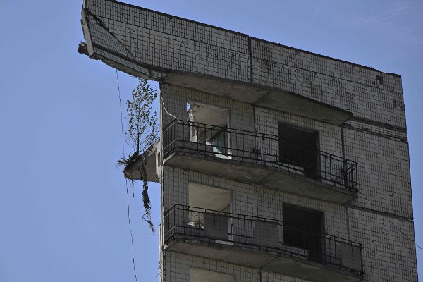 This photograph taken on August 21, 2024, shows the remains of a multi-storey building, destroyed few days earlier following a strike in the town of Myrnohrad, amid the Russian invasion of Ukraine. Ukrainian civilians flee areas close to the front line as Russian troops steadily seize more territory across the eastern Donetsk region. (Photo by Genya SAVILOV / AFP)