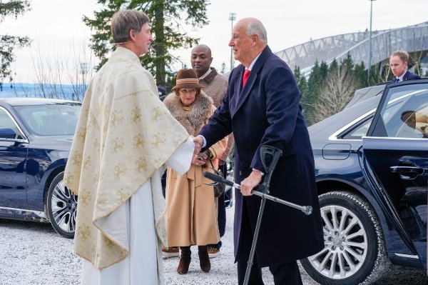 Oslo 20251225. 
Kong Harald, dronning Sonja, prinsesse Märtha og Durek Verret tas i mot av sokneprest Paul Erik Wirgenes når de ankommer 1. juledagsgudstjeneste i Holmenkollen kapell torsdag.
Foto: Terje Bendiksby / NTB