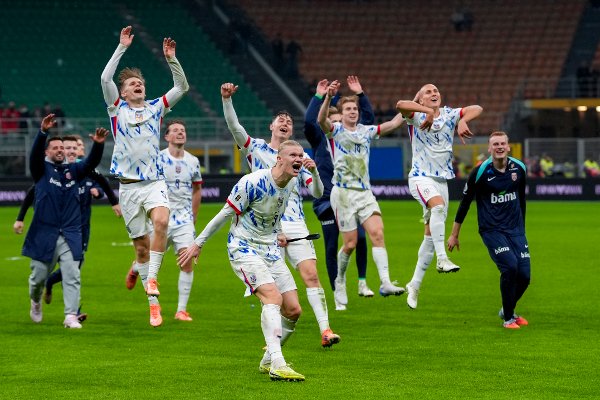 Milano, Italia 20251116. 
Landslaget feirer seieren i VM-kvalifiseringskampen i fotball mellom Norge og Italia på San Siro.
Foto: Lise Åserud  / NTB