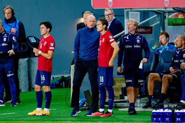 Oslo 20230907. 
Landslagssjef Ståle Solbakken med Hugo Vetlesen (t.v.) og sin sønn Markus Solbakken (t.h.) under privatlandskampen i fotball mellom Norge og Jordan på Ullevaal Stadion.
Foto: Stian Lysberg Solum / NTB
