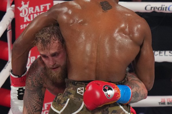 Anthony Joshua holds on to Jake Paul during their heavyweight boxing match, Friday, Dec. 19, 2025, in Miami, Fla. (AP Photo/Lynne Sladky)