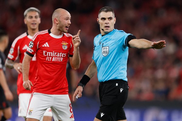 SL Benfica's Norwegian midfielder #08 Fredrik Aursnes (L) gestures to Italian referee Simone Sozza during the UEFA Champions League league phase day 4 football match between SL Benfica and Bayer Leverkusen at Estadio da Luz in Lisbon on November 5, 2025. (Photo by FILIPE AMORIM / AFP)