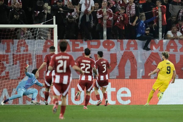 Glimt Kasper Hogg, right, scored the first goal against Olympiacos during the Europa League round of 16 second leg soccer match between Olympiacos FC and FK Bodo/Glimt at the Georgios Karaiskakis stadium at Athens' port of Piraeus, Greece, Thursday, March 13, 2025. (AP Photo/Thanassis Stavrakis)