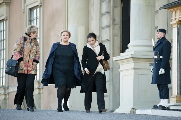 STOCKHOLM, SVERIGE 20140217.
Norges statsminister Erna Solberg under audiens på Stockholm slott med kong Carl XVI Gustaf mandag.
Til h.: statssekretær Laila Bokhari.
Foto: Leif R Jansson / TT / NTB