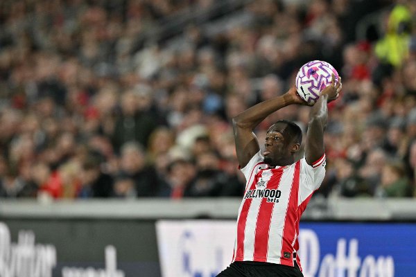 Brentford's Italian defender #33 Michael Kayode takes a long throw-in during the English Premier League football match between Brentford and Liverpool at the Gtech Community Stadium in London on October 25, 2025. (Photo by Glyn KIRK / AFP) / RESTRICTED TO EDITORIAL USE. No use with unauthorized audio, video, data, fixture lists, club/league logos or 'live' services. Online in-match use limited to 120 images. An additional 40 images may be used in extra time. No video emulation. Social media in-match use limited to 120 images. An additional 40 images may be used in extra time. No use in betting publications, games or single club/league/player publications. /