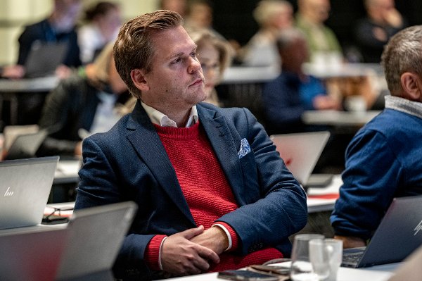 Stavanger 20241014.
Kristoffer Sivertsen (FRP) under bystyremøte i Stavanger, og på sakslisten står bl.a. ordfører Sissel Knutsen Hegdals fritakssøknad og valg av ordfører for valgperioden 2023-2027.
Foto: Carina Johansen / NTB