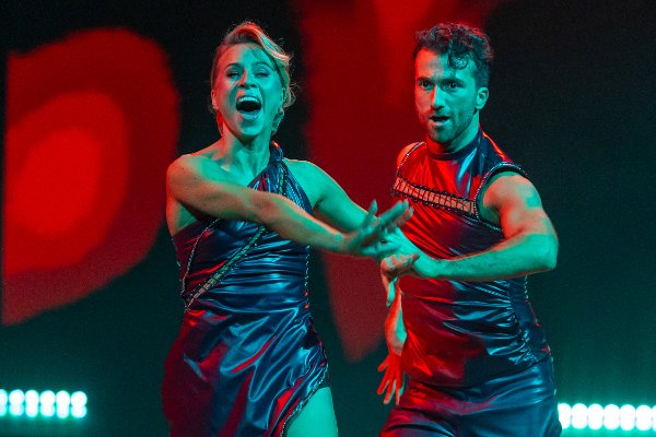 Tiril Eckhoff og Santino Mirenna opptrer under generalprøven til finalen av Skal vi danse 2025.
Foto: Thomas Andersen / TV 2