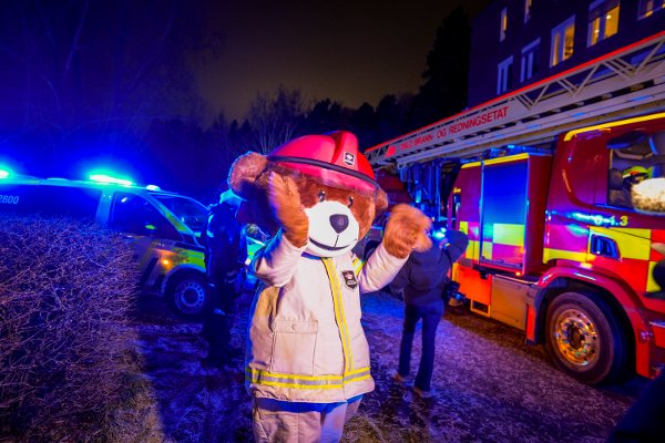 Oslo 20251223. 
For niende år på rad møter nødetatene opp med biler, blålys, brannbamsen Bjørnis for å glede barn som må tilbringe julen på sykehus i Oslo. Nødetatene besøker her barneavdelingen på Rikshospitalet og skal etterpå til Ullevål sykehus.
Foto: Terje Bendiksby / NTB
