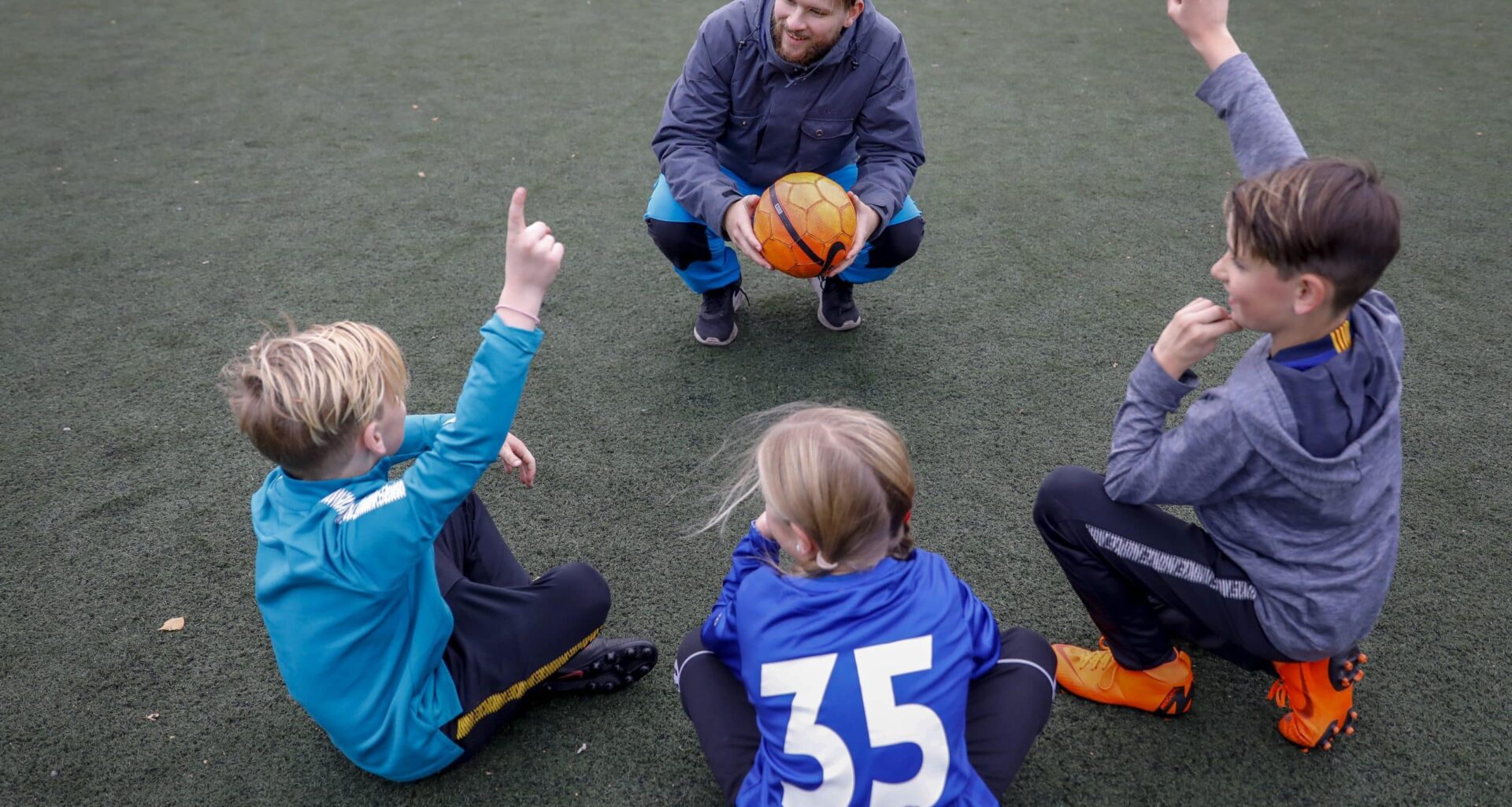 Britisk marineveteran fratatt retten til å trene barn på grunn av høyreorienterte ytringer