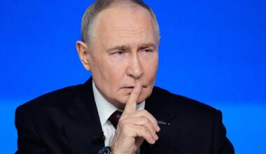 Russland, Vladimir Putin | Splittelse i Russland: – Putin river kontrakten i to