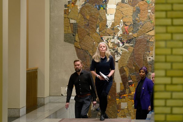 Oslo 20251129. 
Kirsti Bergstø (SV) på vei til en pressekonferanse i Stortinget lørdag, i forbindelse med ferdigstillelse av statsbudsjettet for 2026.
Foto: Thomas Fure / NTB