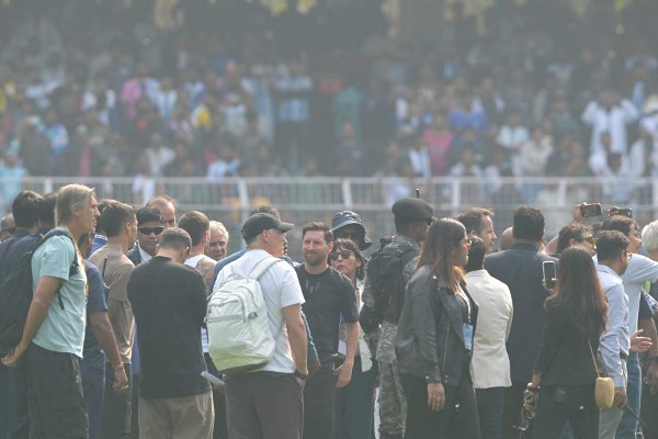 Inter Miami's Argentine forward #10 Lionel Messi (C) arrives at the Salt Lake Stadium in Kolkata on December 13, 2025. Thousands of fans packed into a stadium in eastern India on December 13 to cheer on Lionel Messi as the football legend unveiled a 21-metre (70-foot) statue of himself. (Photo by Dibyangshu SARKAR / AFP)