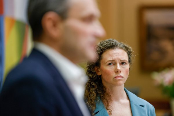 Oslo 20251129. 
MDG har avbrutt forhandlingene. Partileder Arild Hermstad (MDG) og  nestleder Ingrid Liland i Stortinget  under en pressekonferanse i Stortinget lørdag, i forbindelse med ferdigstillelse av statsbudsjettet for 2026.
Foto: Jonas Been Henriksen / NTB