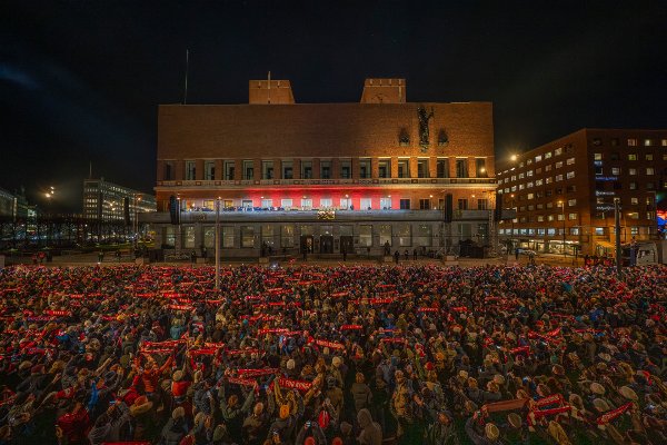 Oslo 20251117. 
Norges herrelandslaget i fotball hilser til folket fra balkongen på Rådhuset i Oslo etter seieren i VM-kvalifiseringskampen i fotball mellom Norge og Italia på San Siro.
Foto: Heiko Junge / NTB