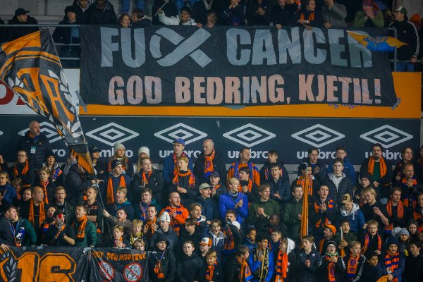 Ålesund 20251211. 
Aalesunds supportere med støtteerklæring til trener Kjetil Rekdal som nylig ble behandlet for kreft. Kvalifiseringskampen til Eliteserien i fotball mellom Aalesund og Bryne på Color Line Stadion.
Foto: Svein Ove Ekornesvåg / NTB