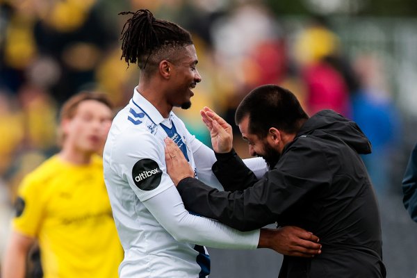 Bodø 20250629. 
Sarpsborg 08s Franklin Tebo jubler for seier etter eliteseriekampen i fotball mellom Bodø/Glimt og Sarpsborg 08 på Aspmyra Stadion.
Foto: Christoffer Andersen / NTB
