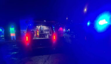 Nødetatene på plass etter utrykning i Sokndal. Traktor havnet i en elv