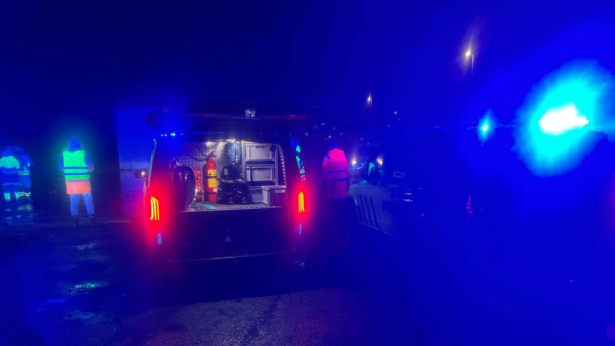 Nødetatene på plass etter utrykning i Sokndal. Traktor havnet i en elv